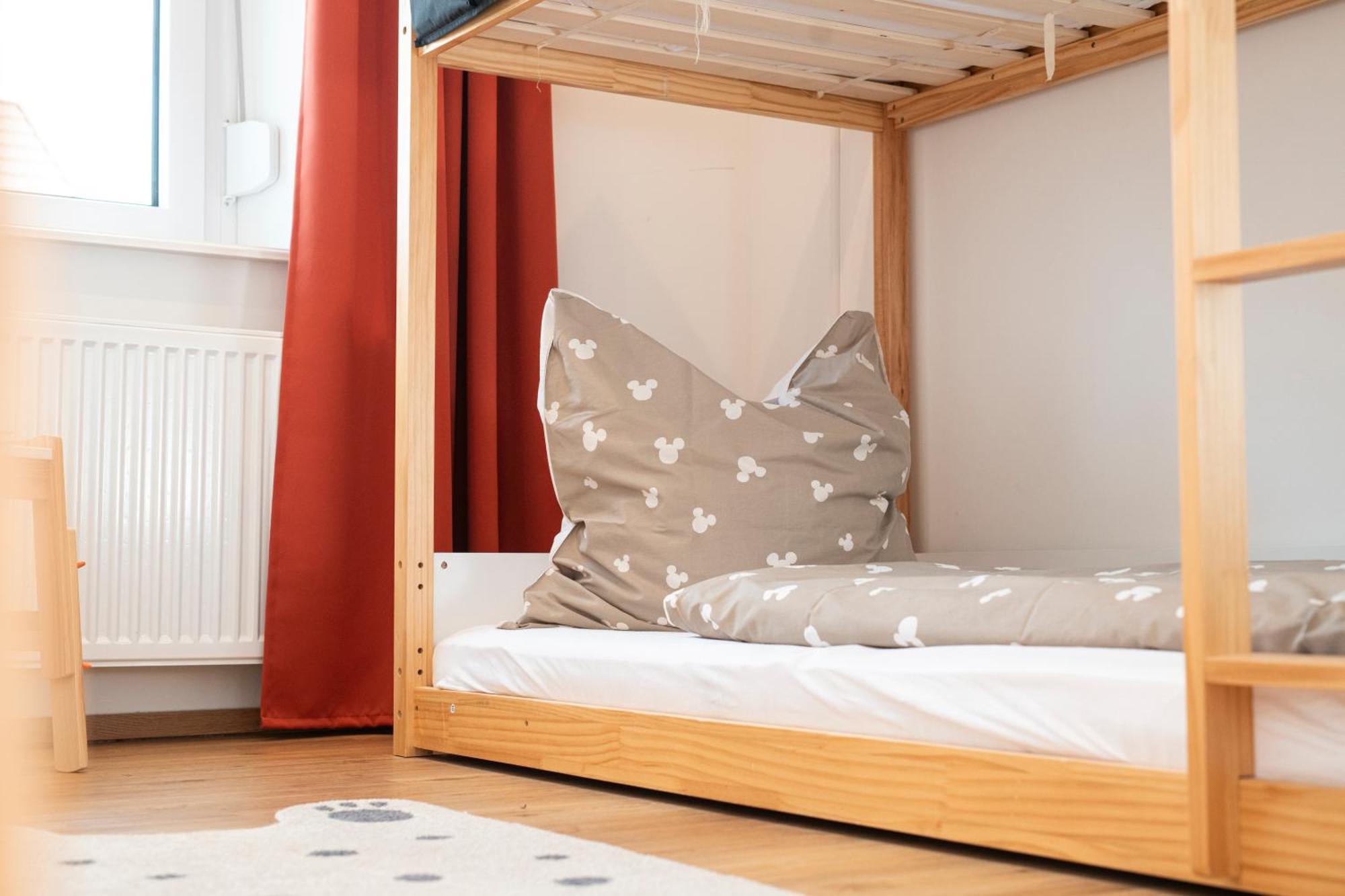 Bunter Hund - Zentrales Apartment, Parkplatz, Wintergarten, Kinderzimmer Apartment *
