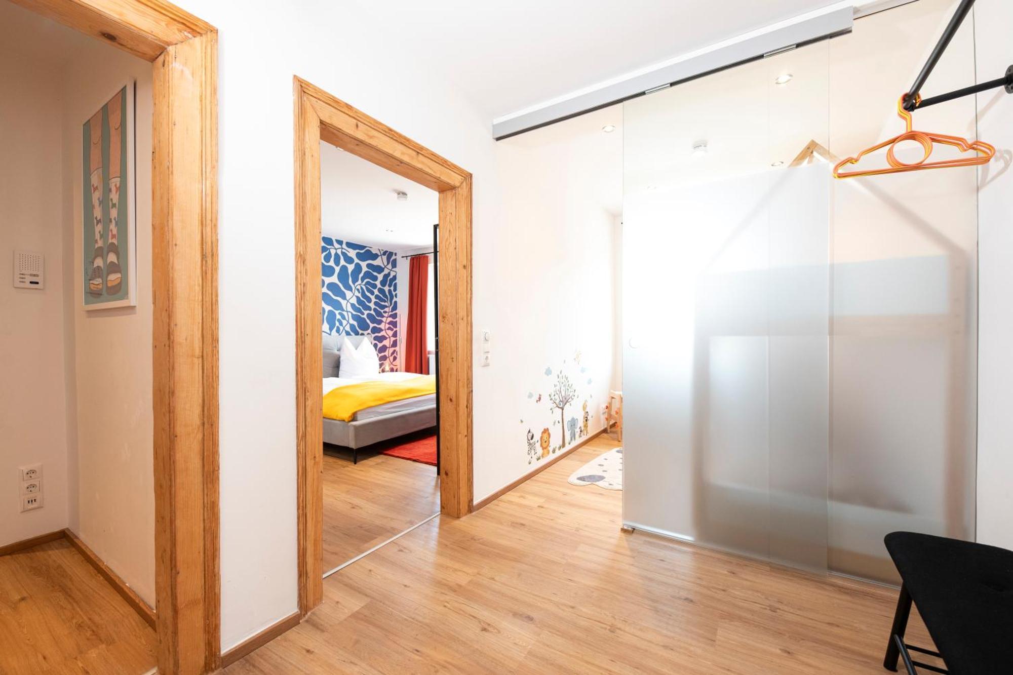 Bunter Hund - Zentrales Apartment, Parkplatz, Wintergarten, Kinderzimmer *